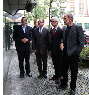 Razstavo so si z avtorjem Vikijem Grošljem ogledali minister za šolstvo, znanost in šport, dr. Jernej Pikalo, generalni direktor RTV Slovenija, mag. Marko Filli in predsednik Planinske zveze Slovenije, Bojan Rotovnik. Foto: RTV SLO